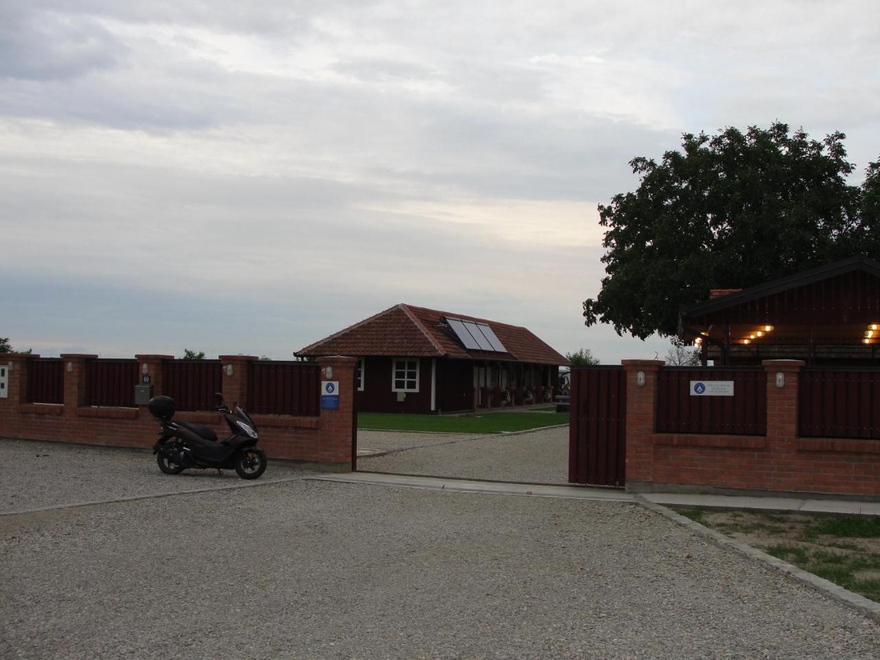 Отель Coffeecamp-Kovilj Экстерьер фото